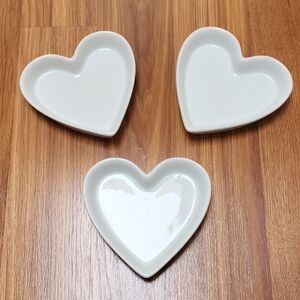 NWOT Crate&Barrel Porcelan White Heart-Shaped Dishes .Perfect For Baking w. Love